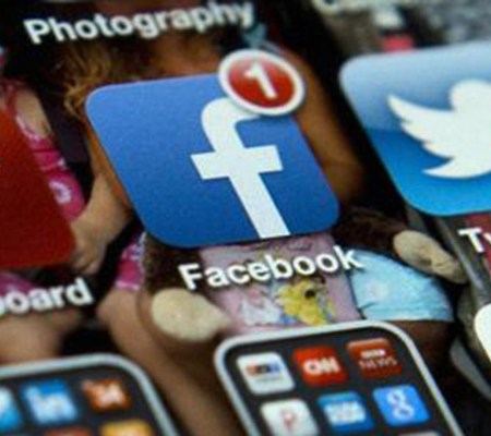 apple phone screen with cluttered apps